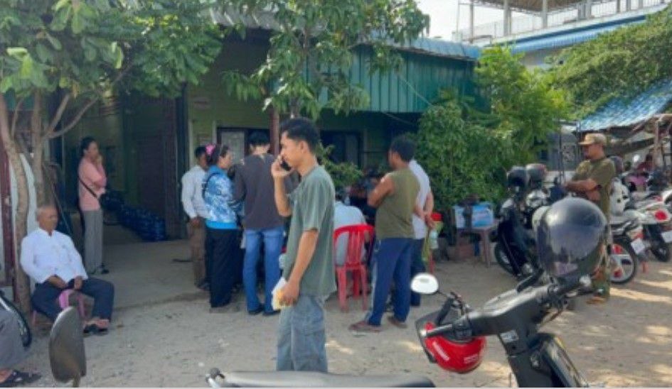 បុរសអ្នករត់ម៉ូតូកង់បីម្នាក់បានដេកស្លាប់ផ្កាប់មុខនៅក្នុងបន្ទប់ជួលមួយកន្លែង